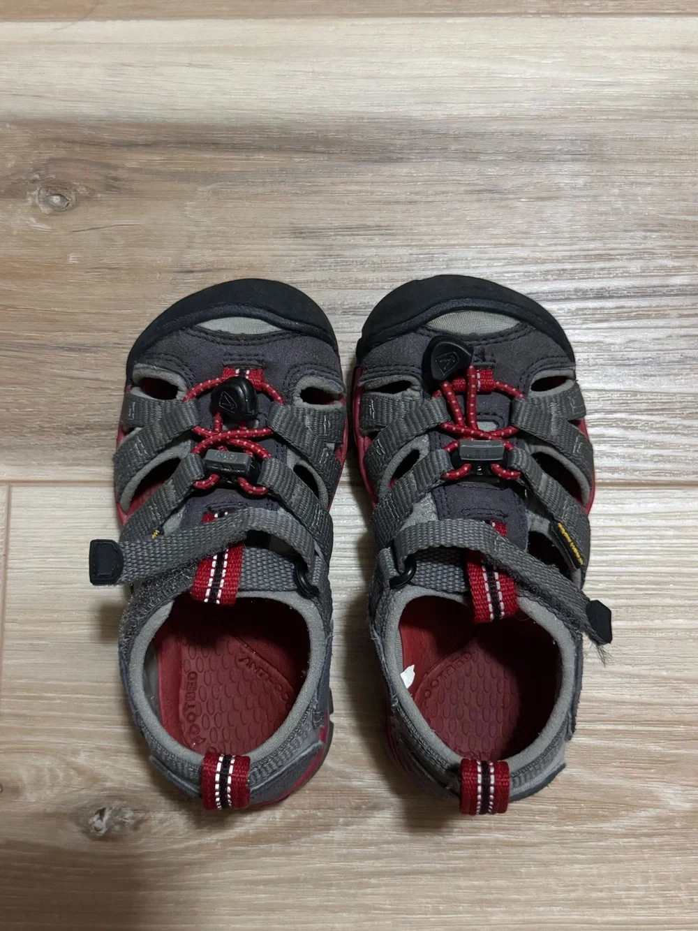 KEEN Kids Seacamp II CNX Water Sandals Magnet Gray Red Size US 9 / EU 25-26